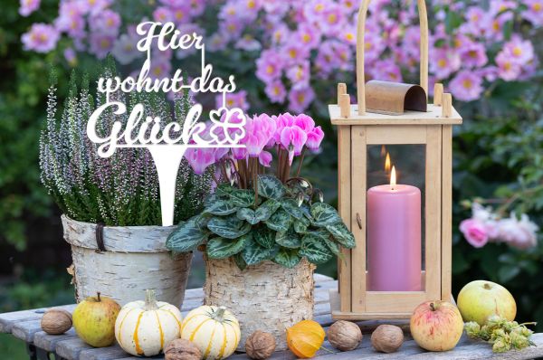 2049_Hier-wohnt-das-Glueck_Balkon_Balkonkaesten_Blumentoepfe_Terrassen_Gartenstecker-2.jpg